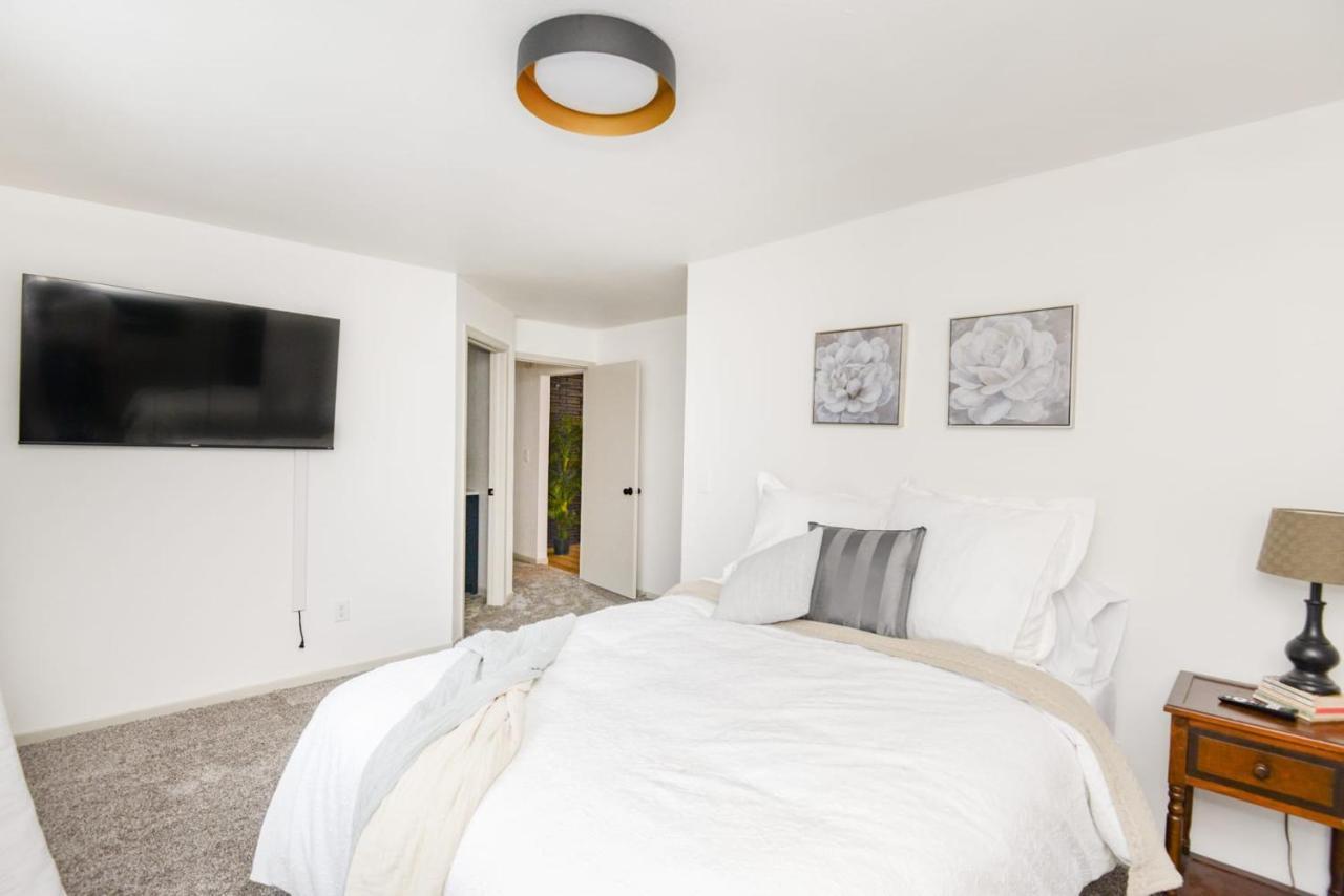 New Remodeled Townhome In Central Фарго Экстерьер фото